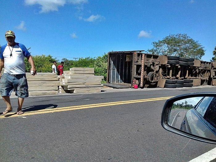 Carreta tomba em curva perigosa da BR-343 no norte do Piauí  - Imagem 2