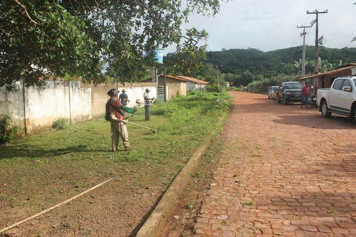 Equipe de limpeza fez trabalho de capina  