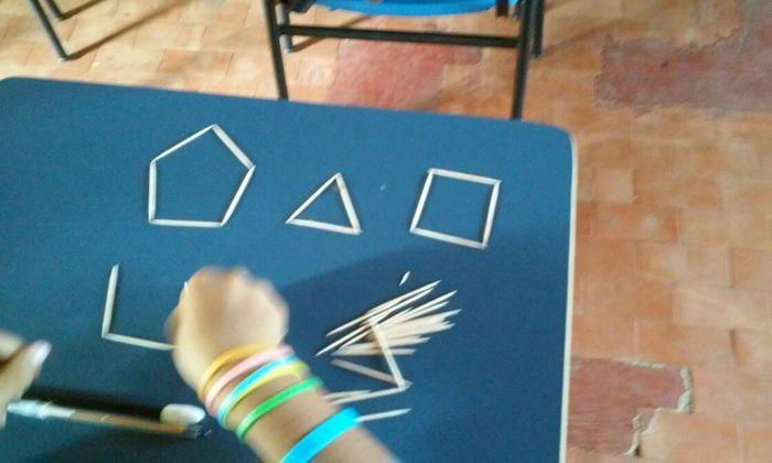 Alunos do 5º ano Participam de aula prática sobre figuras Geométric - Imagem 2