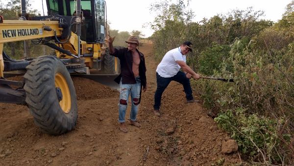 Prefeito continua com recuperação de estadas vicinais - Imagem 7