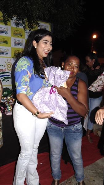 Mães são homenageadas durante evento em praça da cidade - Imagem 24