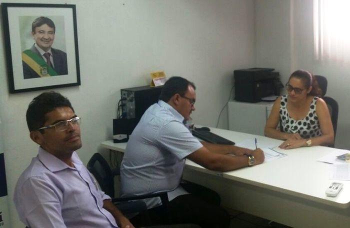 Prefeito assinando o convenio 