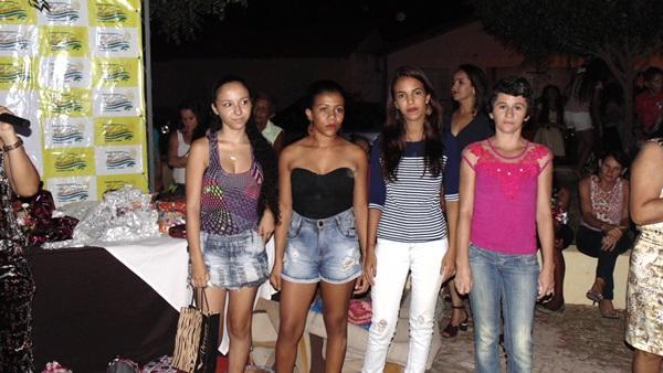 Mães são homenageadas durante evento em praça da cidade - Imagem 32