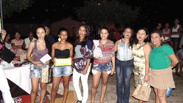 Mães são homenageadas durante evento em praça da cidade - Imagem 34