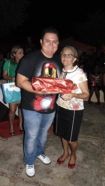 Mães são homenageadas durante evento em praça da cidade - Imagem 36