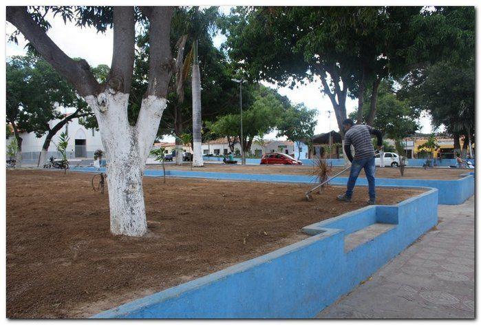 Prefeitura de Inhuma realiza implantação de grama em Praças  - Imagem 2