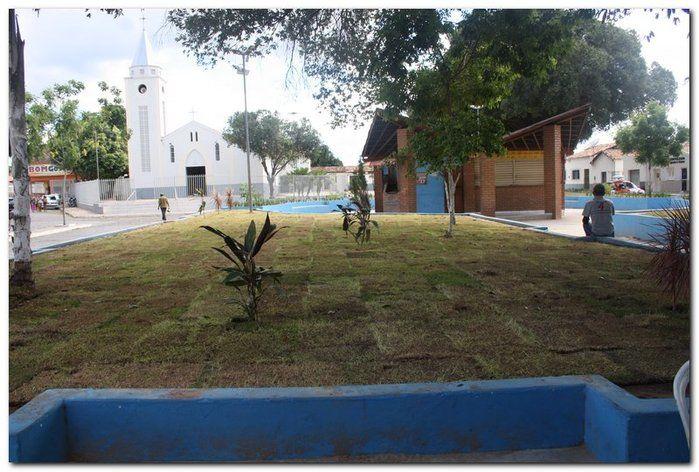 Prefeitura de Inhuma realiza implantação de grama em Praças  - Imagem 17