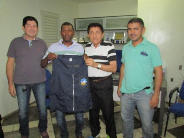 Prefeito Dr.Zé Maria Realiza Entrega de Coletes aos Vigilantes - Imagem 17