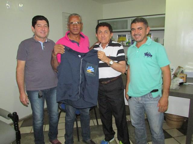 Prefeito Dr.Zé Maria Realiza Entrega de Coletes aos Vigilantes - Imagem 20