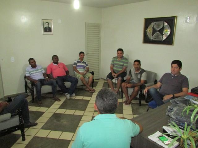 Prefeito Dr.Zé Maria Realiza Entrega de Coletes aos Vigilantes - Imagem 9