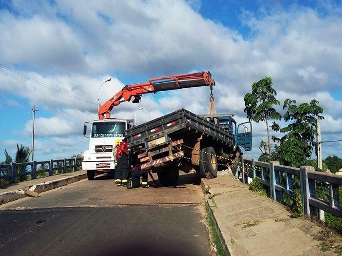 Homens caem de ponte após acidente em Parnaíba e passam bem - Imagem 1