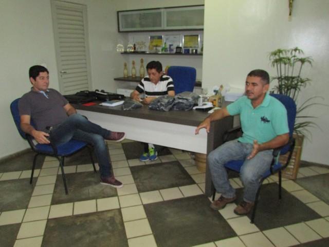 Prefeito Dr.Zé Maria Realiza Entrega de Coletes aos Vigilantes - Imagem 8