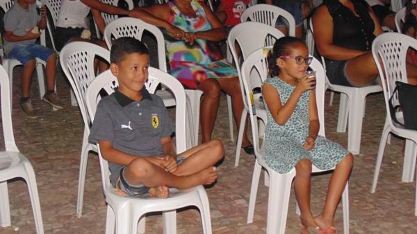 Sessão de cinema de rua é atração para crianças em Santo Inácio  - Imagem 7