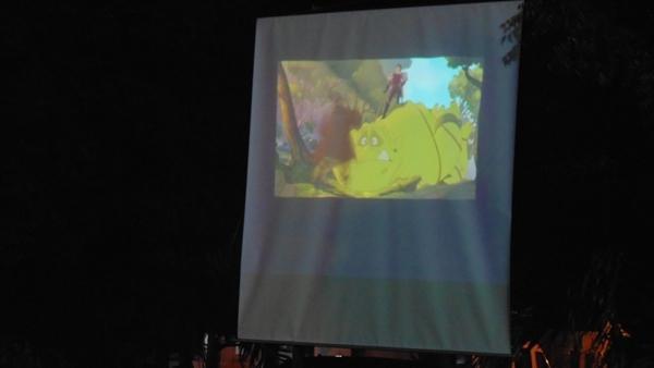 Sessão de cinema de rua é atração para crianças em Santo Inácio  - Imagem 8