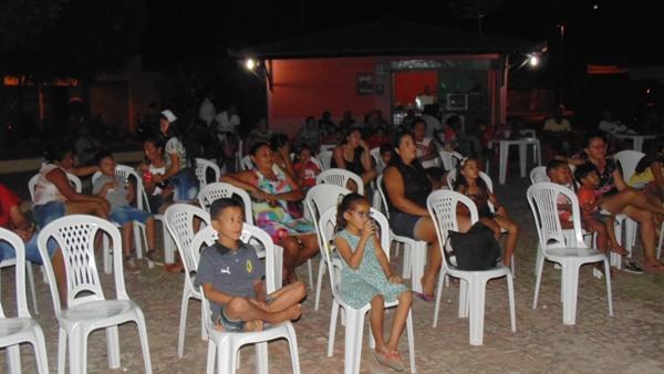 Sessão de cinema de rua é atração para crianças em Santo Inácio  - Imagem 3