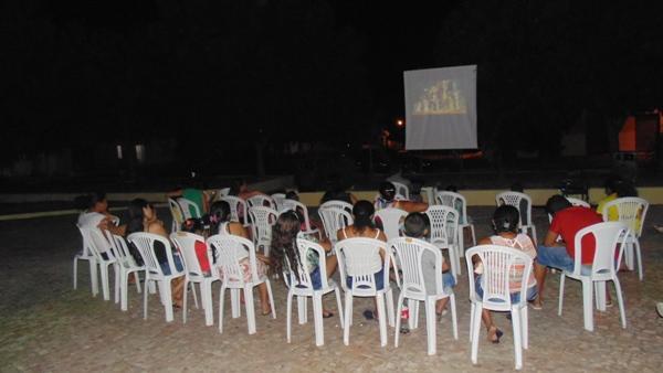 Sessão de cinema de rua é atração para crianças em Santo Inácio  - Imagem 9