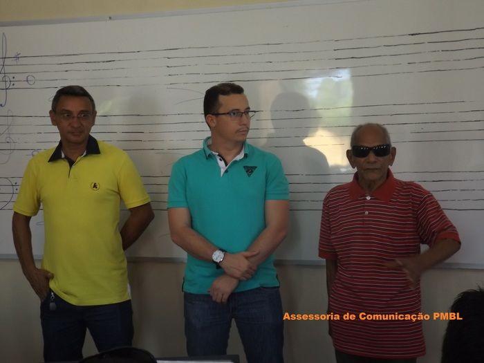 Secretário de Cultura Gildazio Silva, Prefeito Júnior Percy e Maestro Sr. João Batista do Amaral (Crédito: Ascom PMBL)