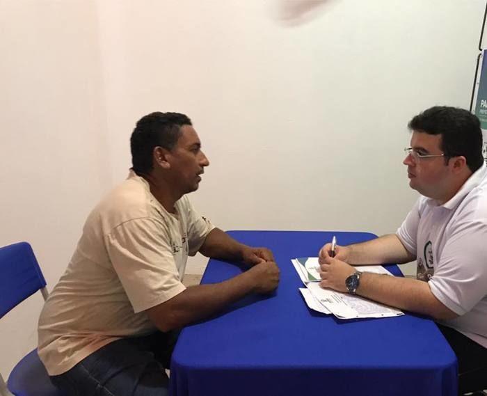 Prefeito Reginaldo Júnior atendeu a população em gabinete montado na comunidade