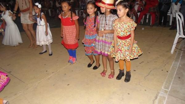 Crianças participam de apresentações na quadra de esporte  - Imagem 76