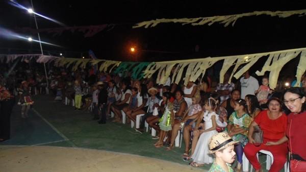 Crianças participam de apresentações na quadra de esporte  - Imagem 7