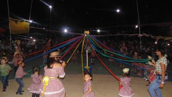 Crianças participam de apresentações na quadra de esporte  - Imagem 12