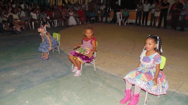 Crianças participam de apresentações na quadra de esporte  - Imagem 42