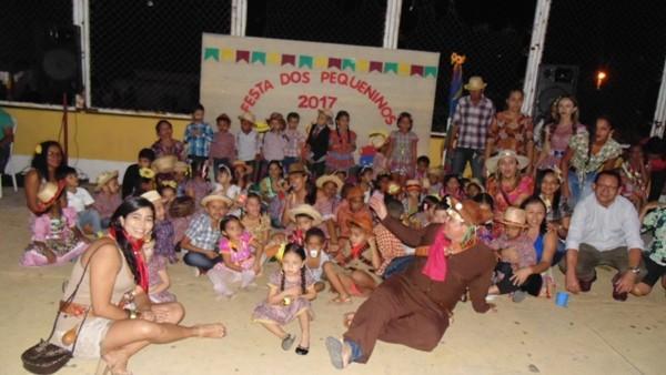 Crianças participam de apresentações na quadra de esporte  - Imagem 83