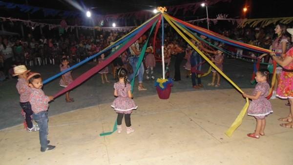 Crianças participam de apresentações na quadra de esporte  - Imagem 6