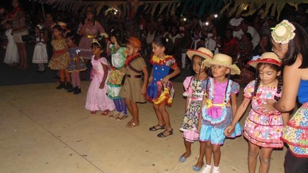 Crianças participam de apresentações na quadra de esporte  - Imagem 72