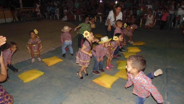 Crianças participam de apresentações na quadra de esporte  - Imagem 15