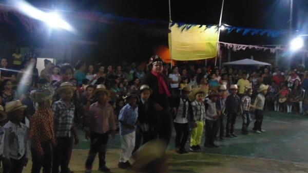 Crianças participam de apresentações na quadra de esporte  - Imagem 73