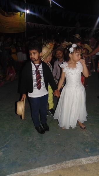 Crianças participam de apresentações na quadra de esporte  - Imagem 53