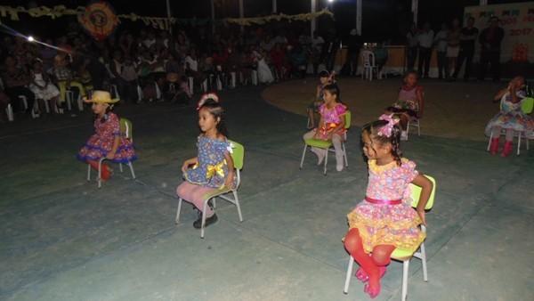 Crianças participam de apresentações na quadra de esporte  - Imagem 40