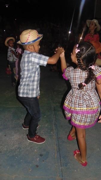 Crianças participam de apresentações na quadra de esporte  - Imagem 64