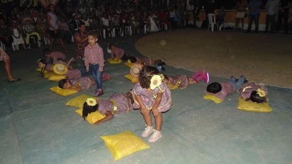 Crianças participam de apresentações na quadra de esporte  - Imagem 16