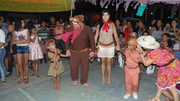 Crianças participam de apresentações na quadra de esporte  - Imagem 59