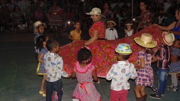 Crianças participam de apresentações na quadra de esporte  - Imagem 33