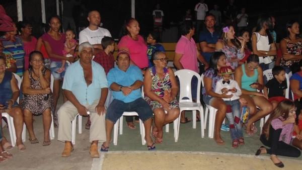 Crianças participam de apresentações na quadra de esporte  - Imagem 38