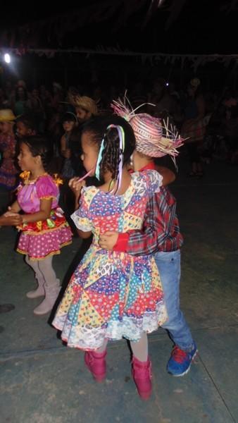 Crianças participam de apresentações na quadra de esporte  - Imagem 46