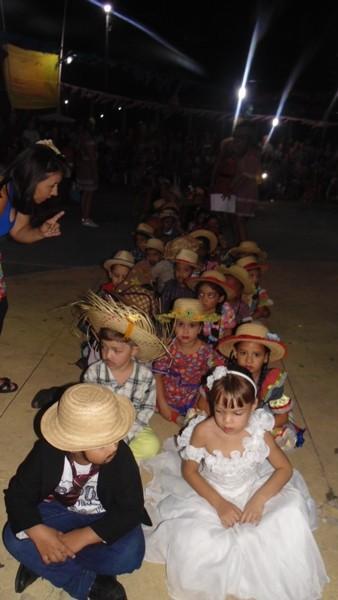 Crianças participam de apresentações na quadra de esporte  - Imagem 55