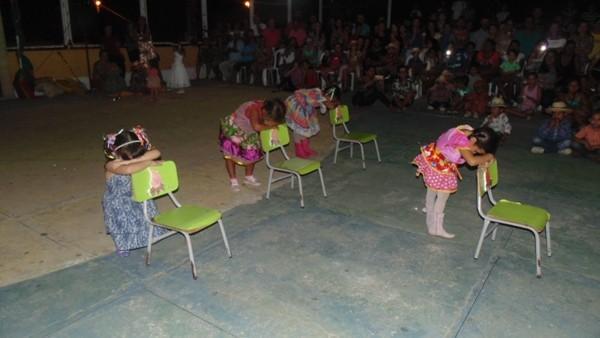 Crianças participam de apresentações na quadra de esporte  - Imagem 43