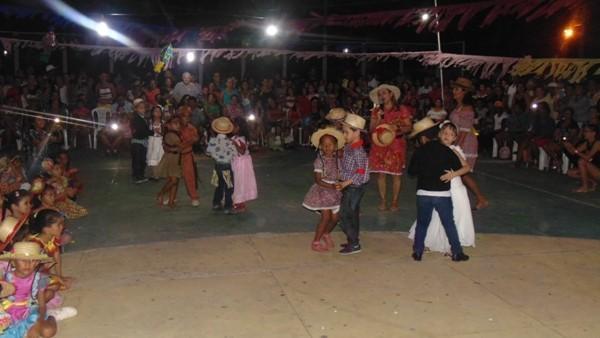 Crianças participam de apresentações na quadra de esporte  - Imagem 67