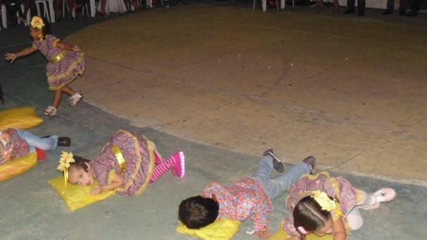 Crianças participam de apresentações na quadra de esporte  - Imagem 19