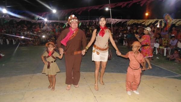 Crianças participam de apresentações na quadra de esporte  - Imagem 60