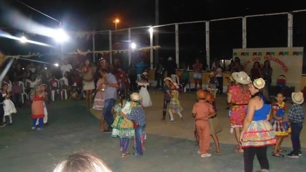 Crianças participam de apresentações na quadra de esporte  - Imagem 79