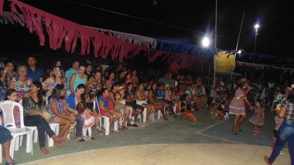 Crianças participam de apresentações na quadra de esporte  - Imagem 8