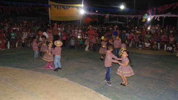 Crianças participam de apresentações na quadra de esporte  - Imagem 25