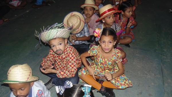 Crianças participam de apresentações na quadra de esporte  - Imagem 56