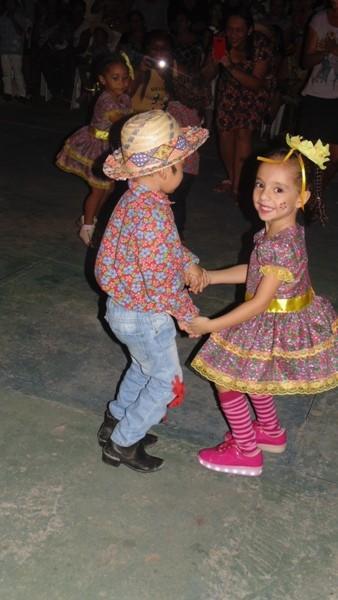 Crianças participam de apresentações na quadra de esporte  - Imagem 20