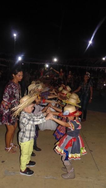 Crianças participam de apresentações na quadra de esporte  - Imagem 77